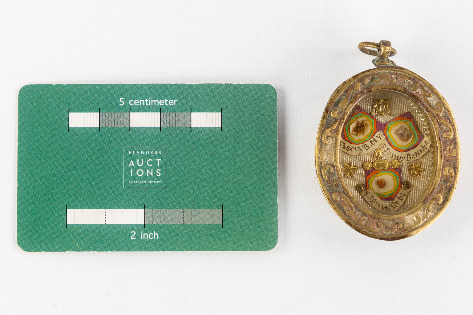 A sealed reliquary hanger with 3 relics, Ex Pascis, BMV, Saint John The Bapstist. (W:4,5 x H:6,5 cm)