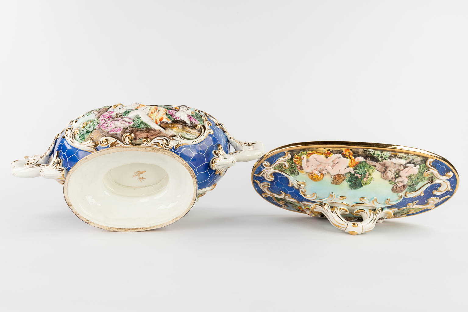 Capodimonte faience, een collectie van 2 items, Italië. Circa 1970. (L:22 x W:52 x H:32 cm)