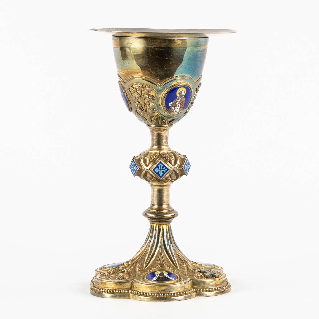 A Chalice and paten, Vermeil, Gothic Revival, Cloisonné enamel. France, 19th C. (H:24,5 x D:14,5 cm)