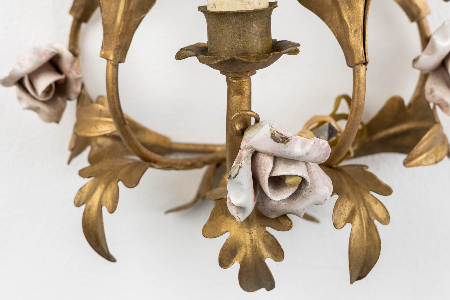 A pair of decorative wall lamps, gilt metal and faience flowers. (W:21 x H:32 cm)