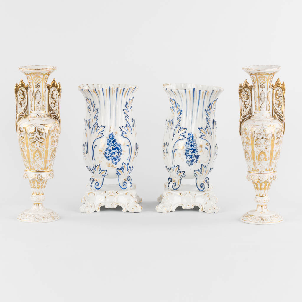 Two pairs of Vieux Paris vases one with ajoured handles, gilt porcelain. 19th C. 