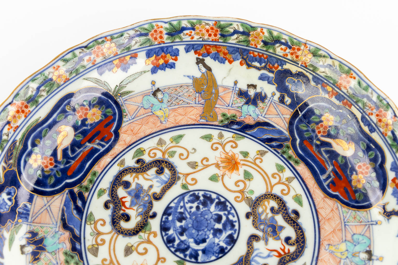 Vijf Chinese en Japanse borden en schalen, Imari en Blauw-Wit. (L:29 x W:35 cm)