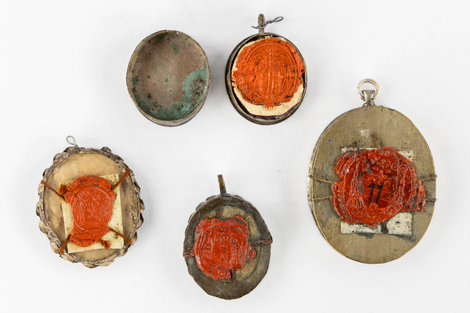 Four antique reliquary pendants with relics of the True Cross, 18th and 19th C.