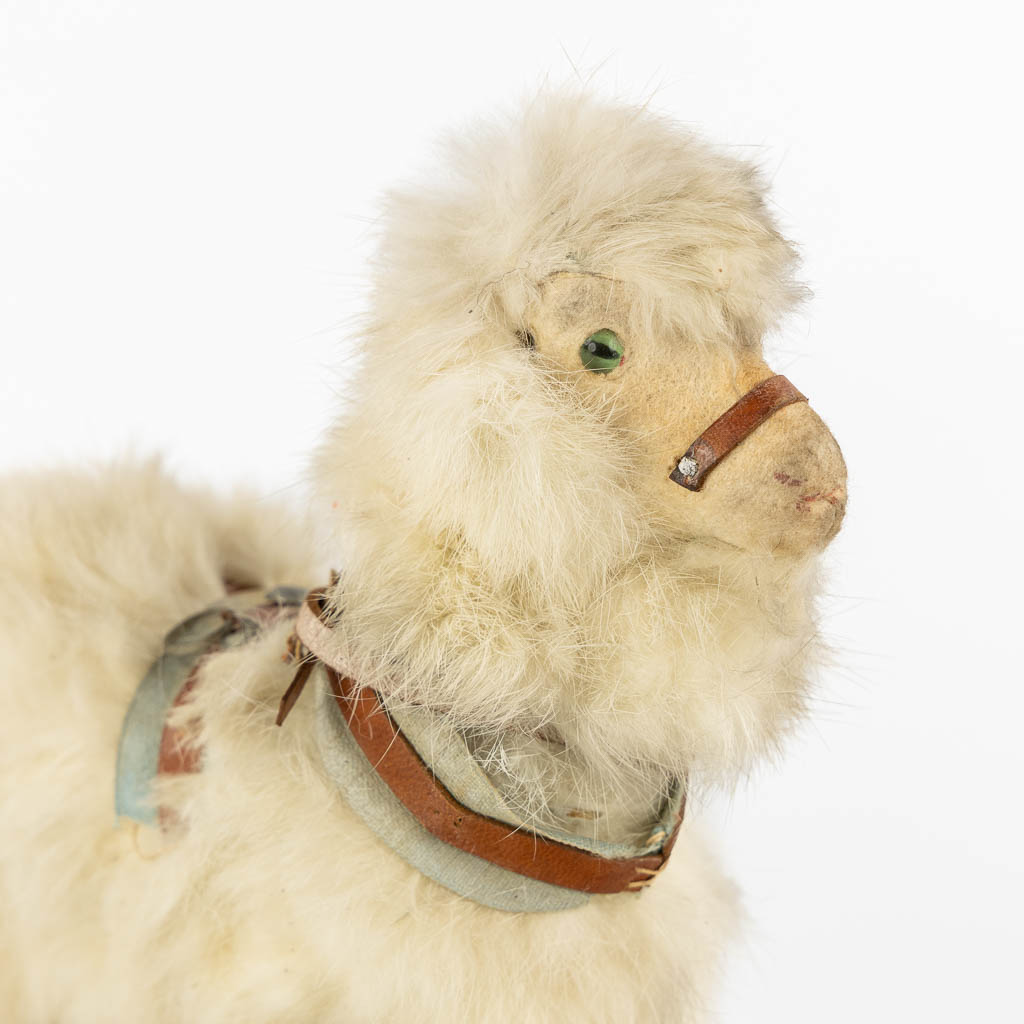 Kinderspeelgoed, een figuur van een Mignonette op een paard, bijgevoegd een Lama. (H:22 cm)