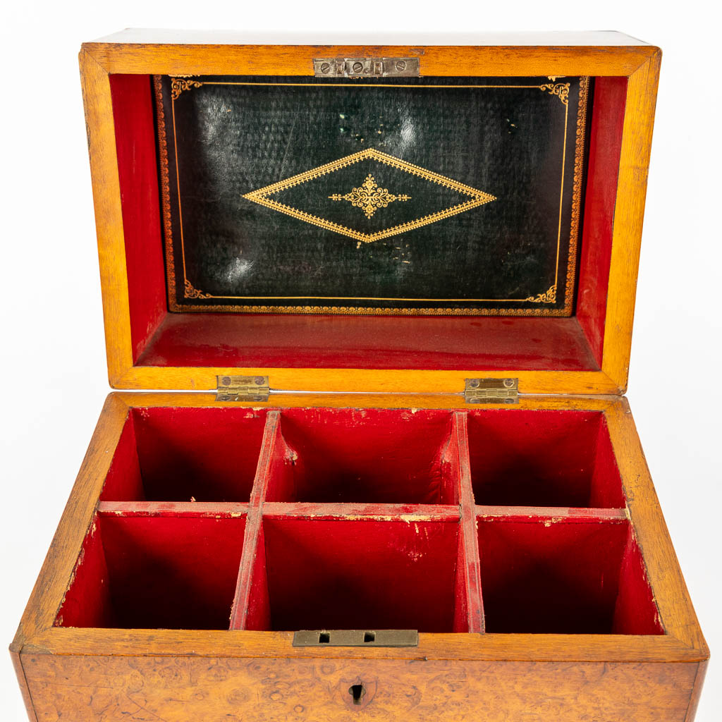 A six-bottle liquor box, root wood veneer and crystal. Circa 1900. (L:18 x W:28 x H:22 cm)