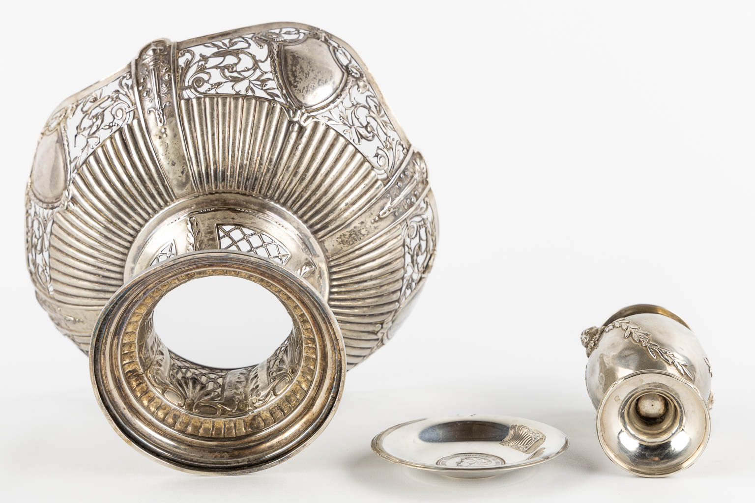 A silver vase and ajoured bowl, gross weight: 505g. (H:17 x D:22 cm)