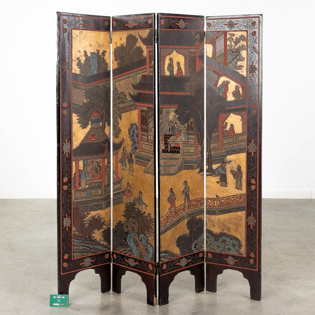 A Chinese room divider, folding screen with lacquered decors of fauna and flora. Circa 1900. (W: 114 x H: 132 cm)