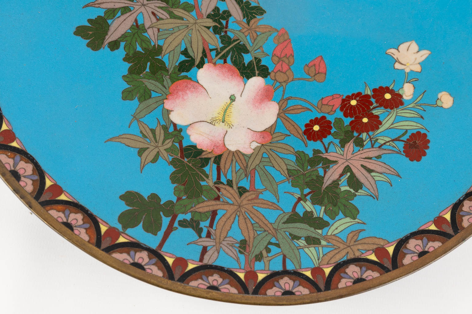 Een groot sierbord afgewerkt met cloisonné email met decor van vogels en bloemen. 20ste eeuw. (D: 30 cm)