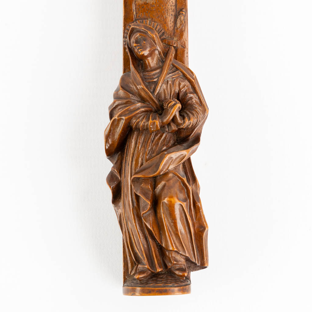 A very finely sculptured crucifix with 12 relics. 19th C. (L:3 x W:9,5 x H:26,5 cm)