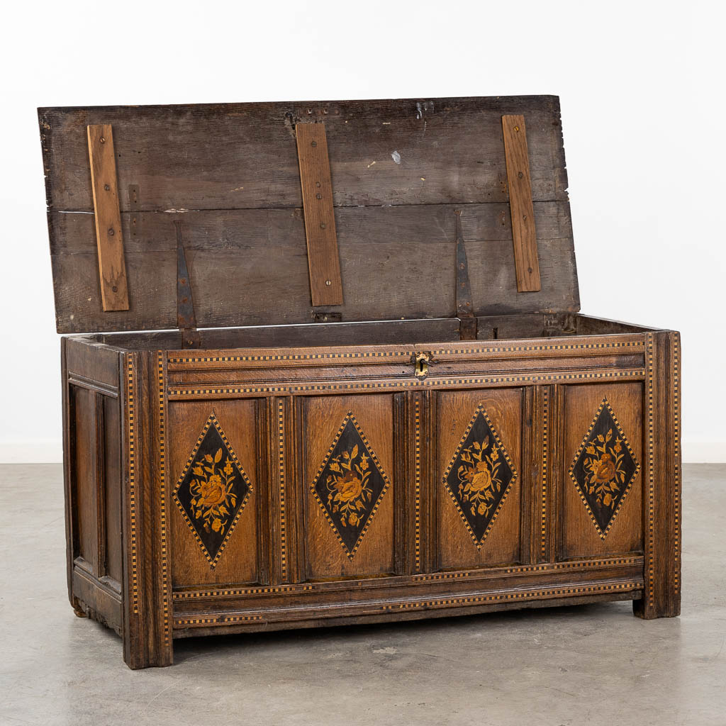 An antique chest with floral marquetry inlay, 18th C. (L:53 x W:124 x H:64 cm)