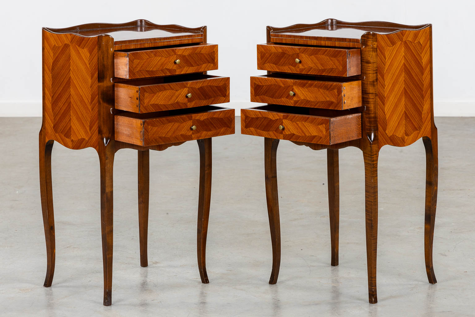 A pair of nightstands, marquetry inlay, circa 1980. (L:33 x W:39 x H:75 cm)