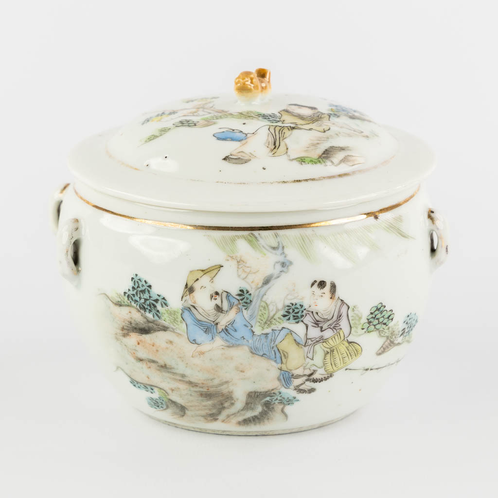 Een Chinese porseleinen schaal met deksel, decor met vissers. (H:12 x D:14,5 cm)