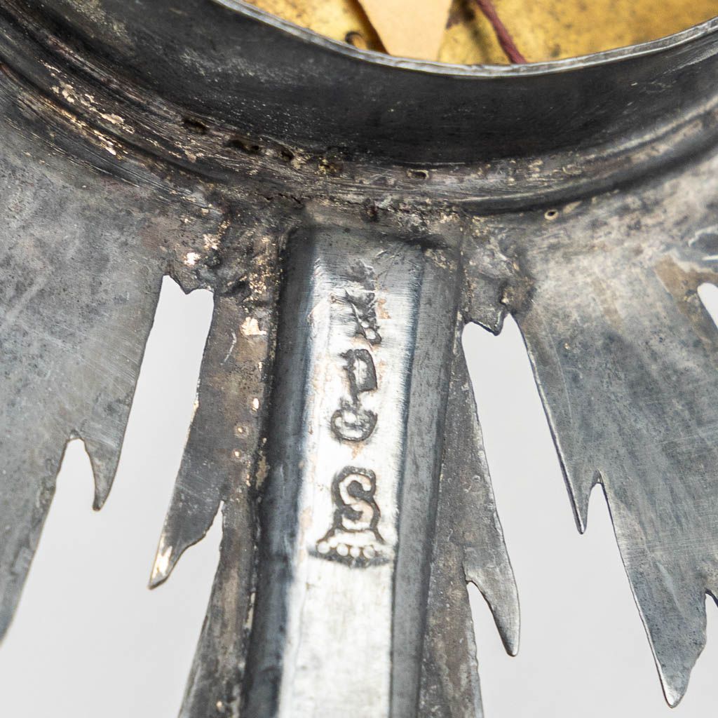 A small sunburst monstrance with a relic of the True Cross. (H:30,5 x D:12,5 cm)