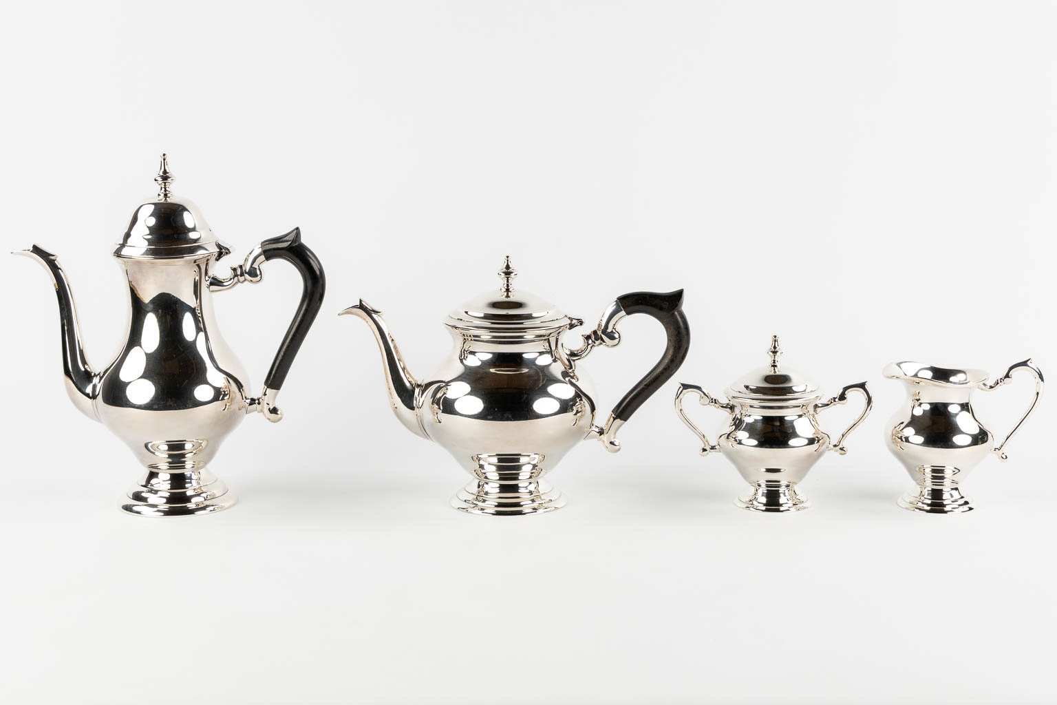 A silver-plated coffee and tea service on a platter. (L:41 x W:61 cm)