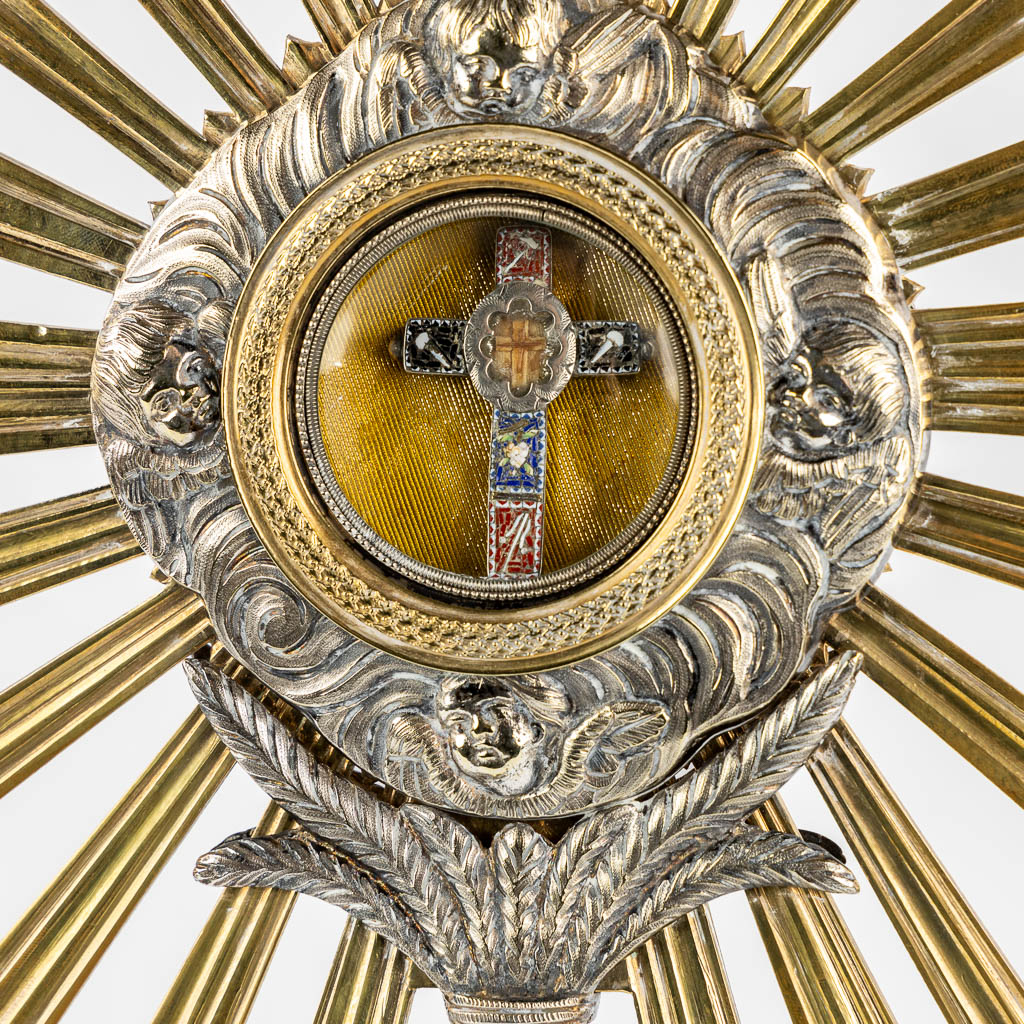 A large reliquary monstrance with a relic of the True Cross - De Ligno Cruxis, DNJC. 