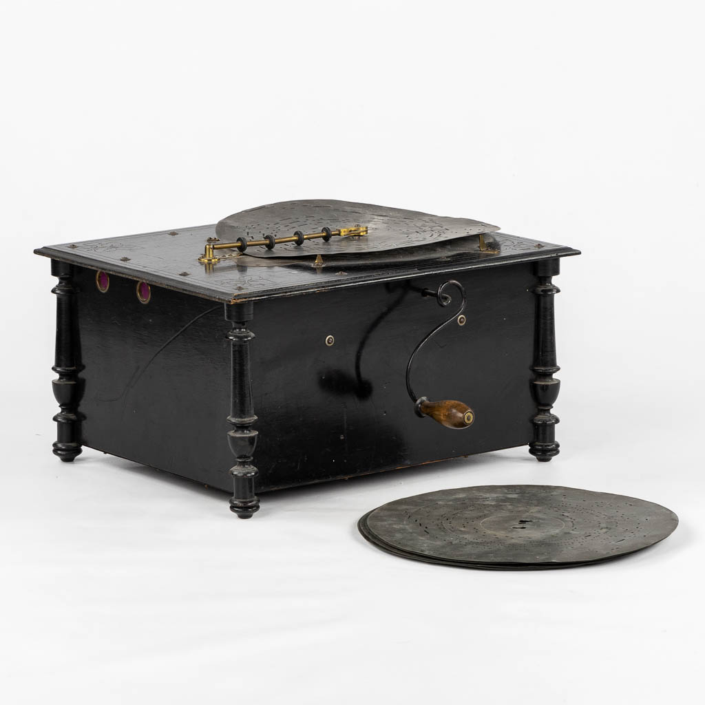 A music box 'Atlas Organette' with matching records. (L:37 x W:45 x H:27 cm)