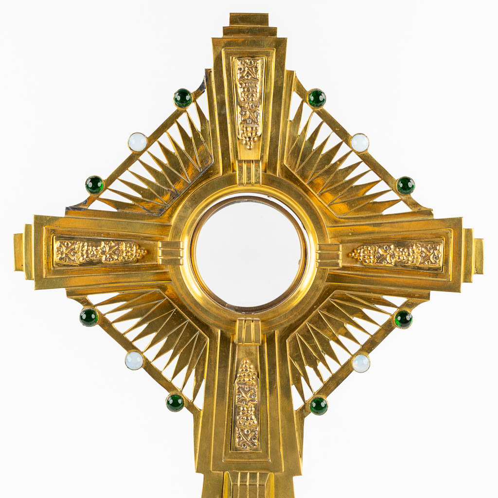 A gilt bronze monstrance, mounted with cabochons, 20th C. (W:26,5 x H:49 cm)