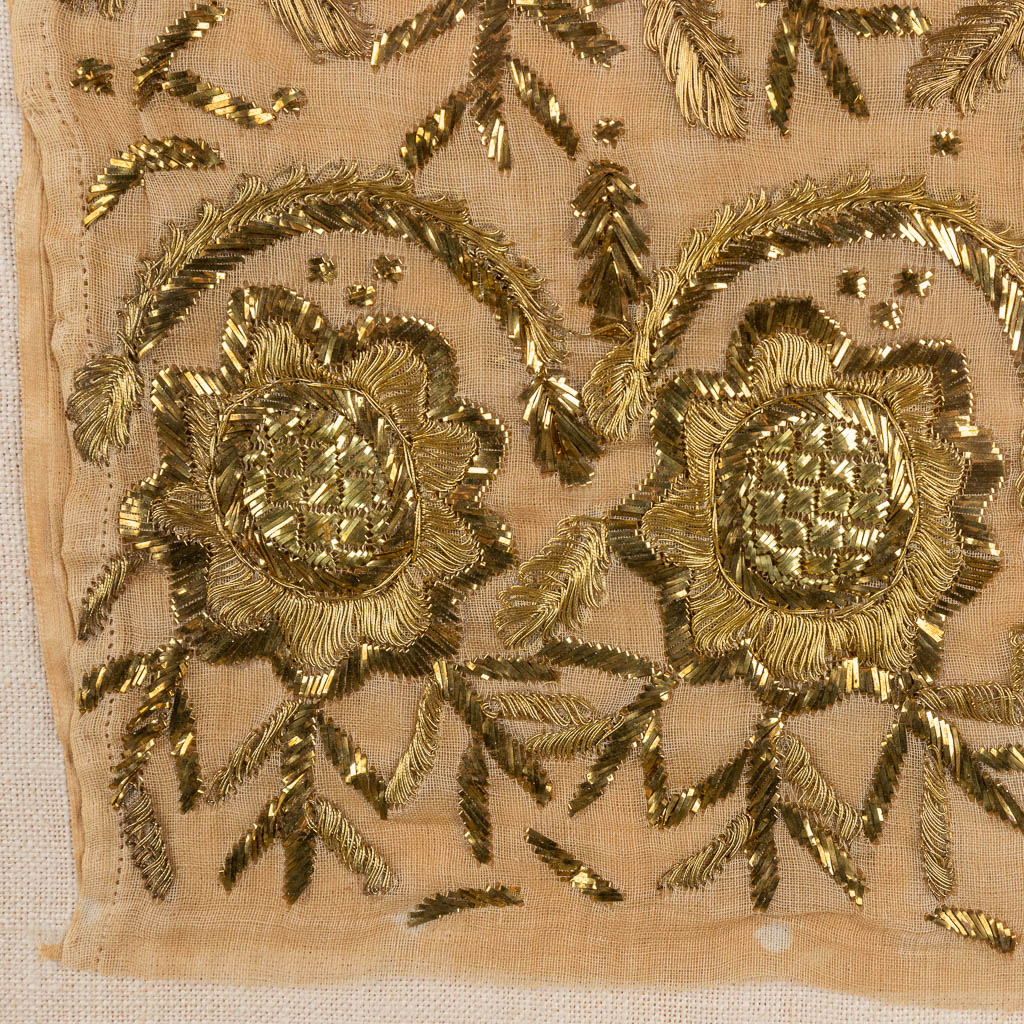 Een klein kader met goudbrokaat borduurwerk. (W:23 x H:37 cm)