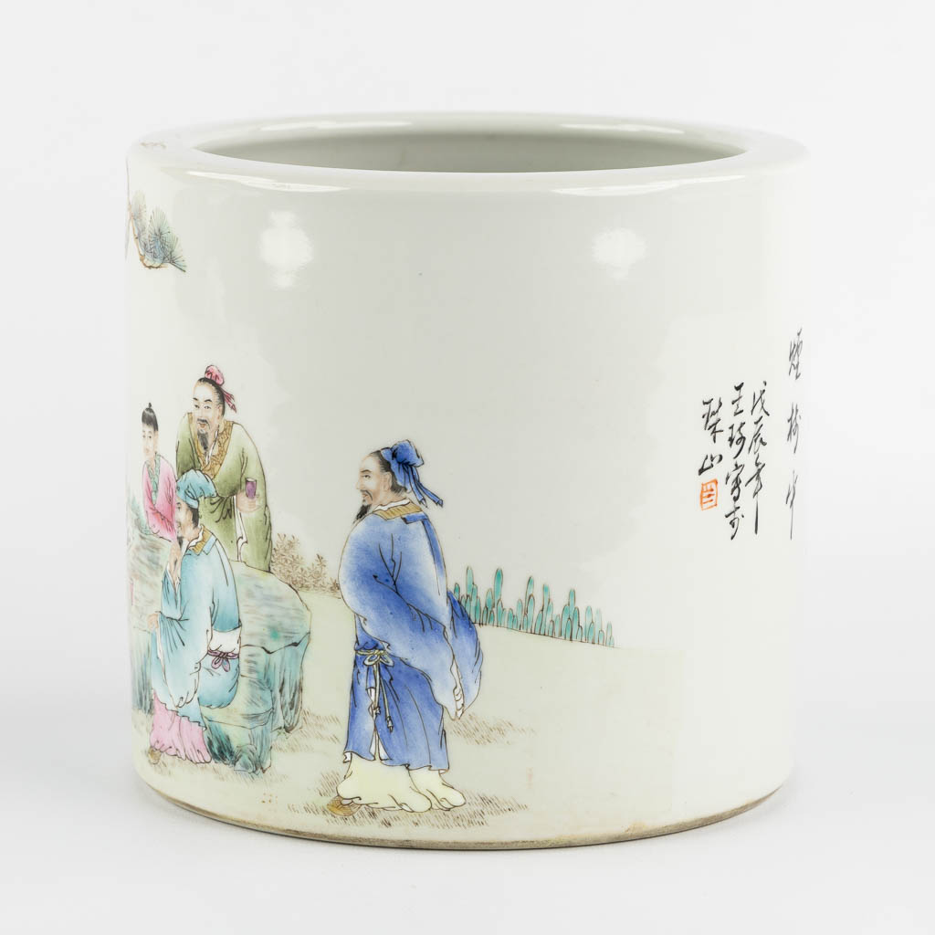 A large Chinese brush pot, finely painted with wise figurines and calligraphy. (H:18 x D:19 cm)