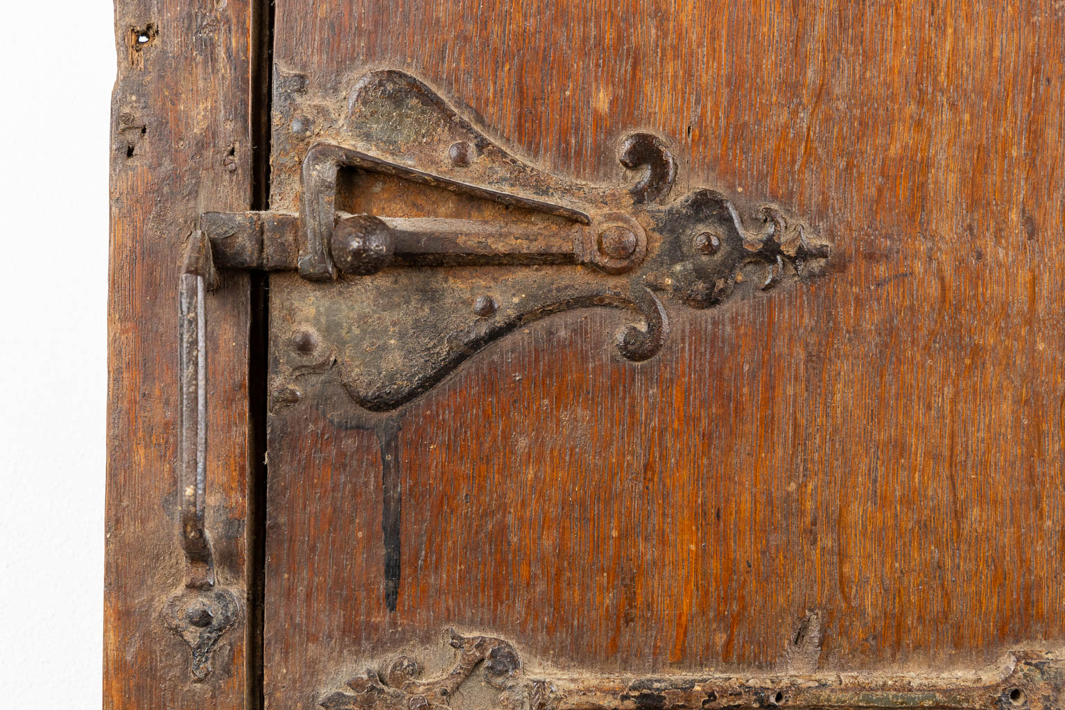 A Gothic window, oak with wrought-iron. Flanders, 15th C. (W:60 x H:59 cm)