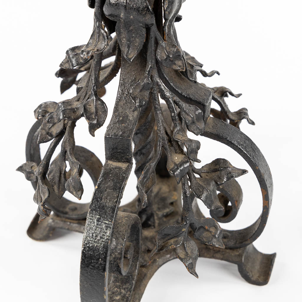 A pair of wrought-iron candelabra. Circa 1900. (L:31 x W:31 x H:57 cm)