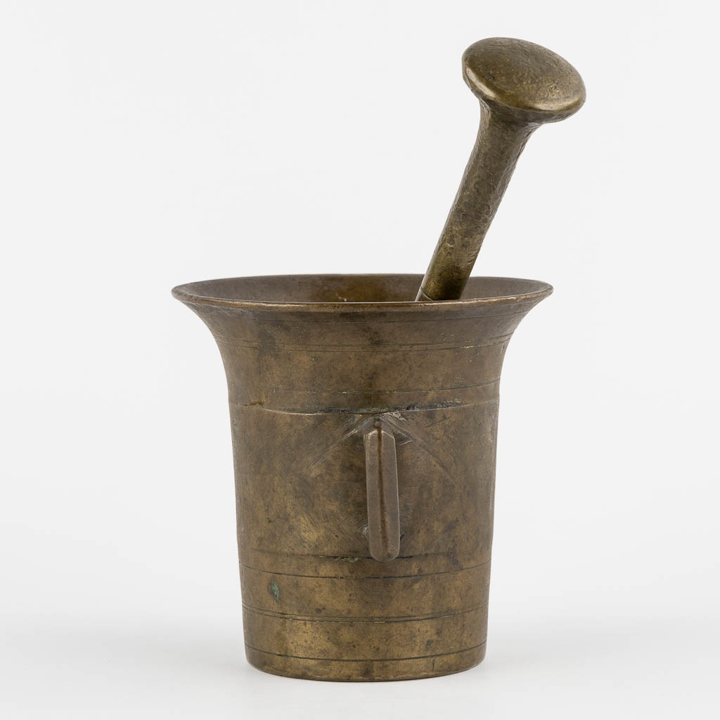 An antique bronze mortar and pestle. 17th/18th C. (H:16 x D:15,5 cm)