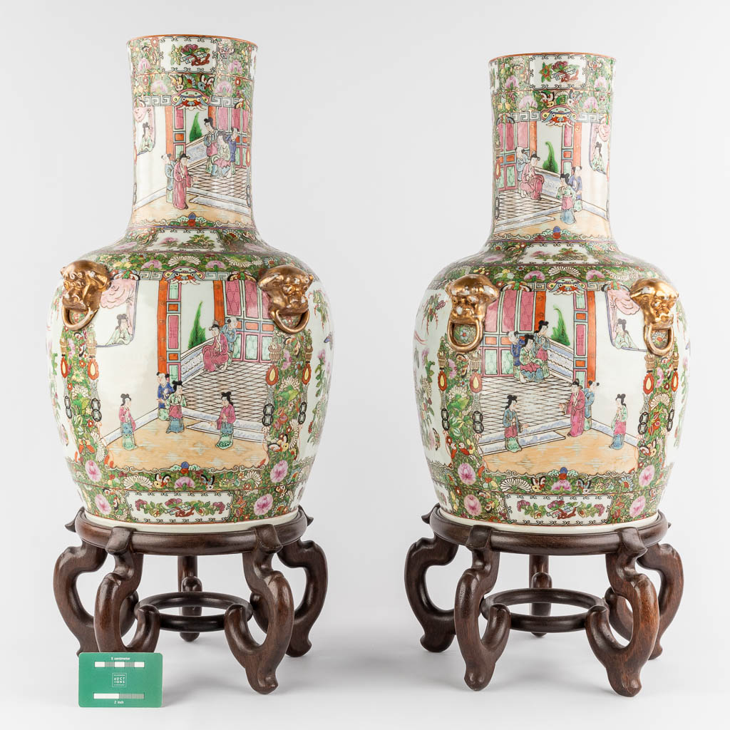 Two large Chinese Canton vases on a pedestal, 20th C. (H:50 x D:32 cm)