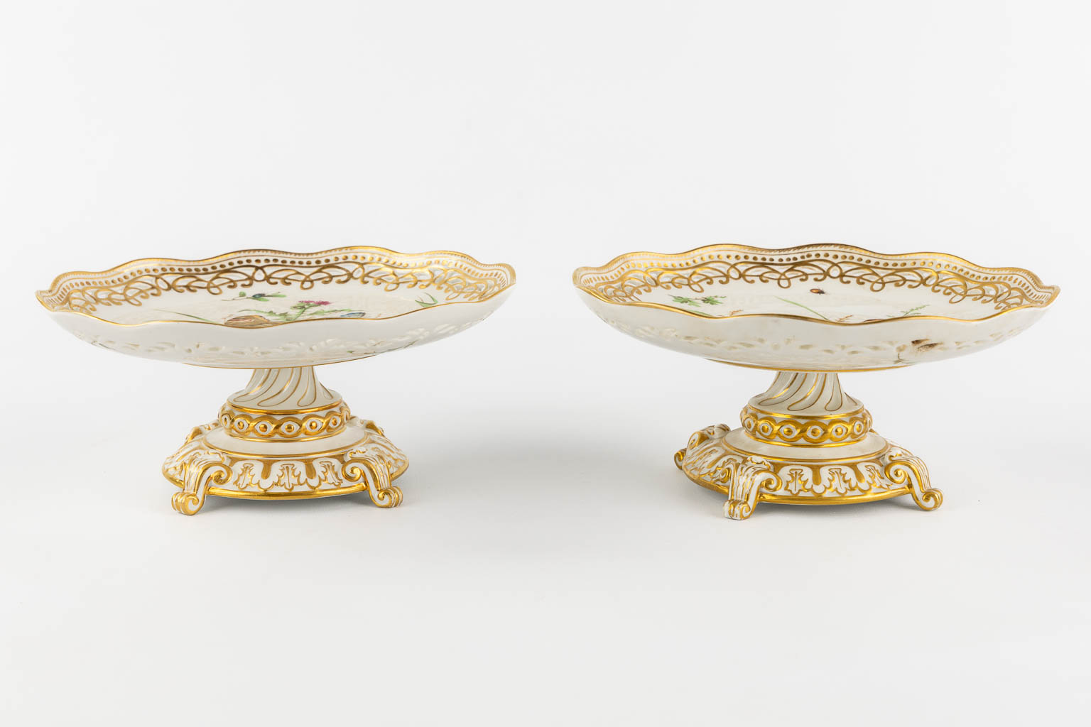 Royal Copenhagen, 7 plates and two Tazza, polychrome porcelain with a hand-painted decor. (D:22 cm)