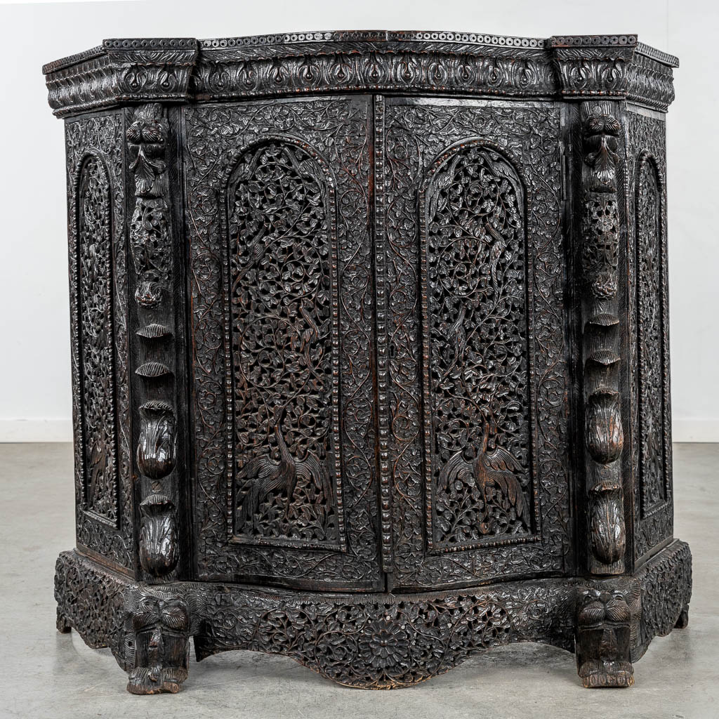 Een antieke en decoratieve kast, handgesculpteerd hardhout. Birma/Myanamr. Circa 1920.