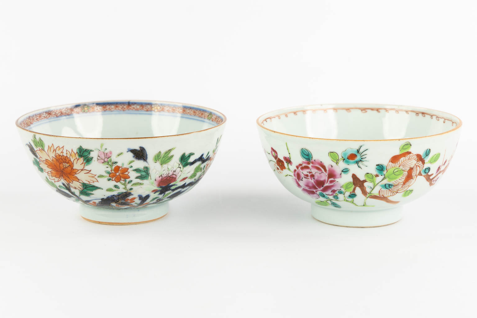 A collection of Chinese porcelain, Blue-white, Canton, Famille Rose and Imari. 18th/19th C. (D:29 cm)