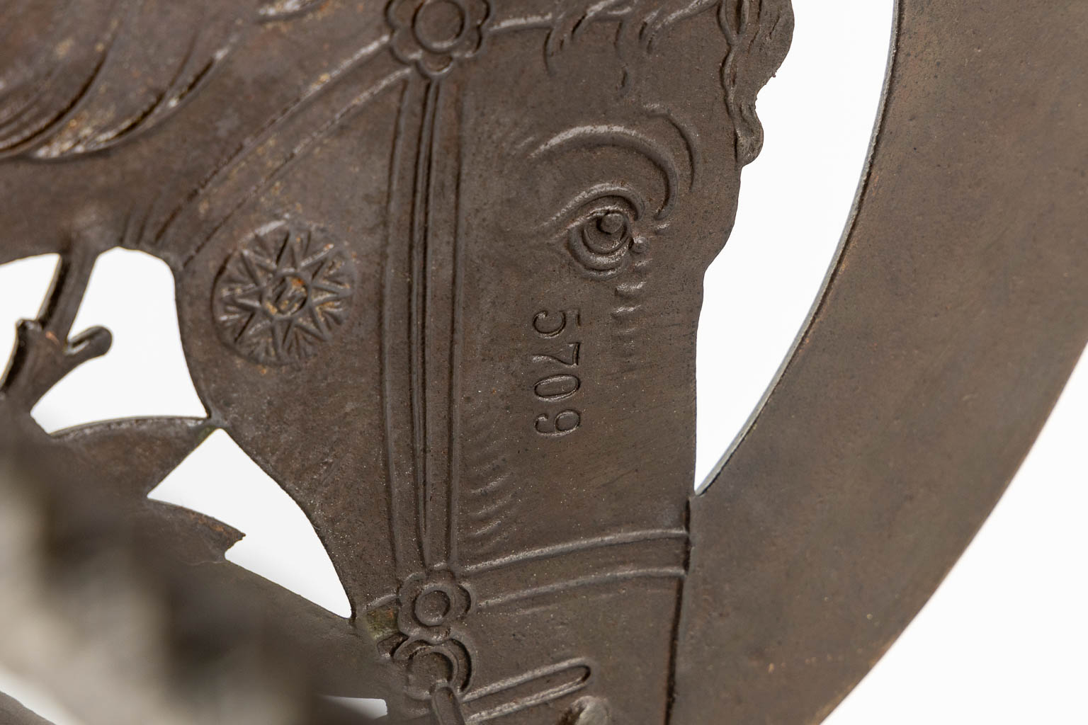 Een occasionele bijzettafel, Guéridon, gepatineerd brons. Circa 1940. (L:40 x W:40 x H:72 cm)