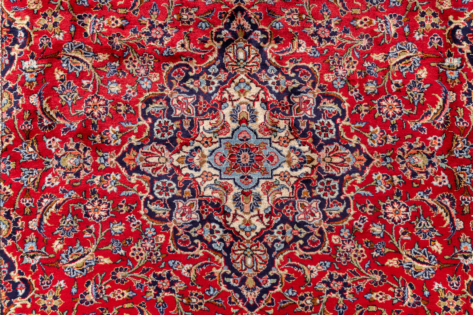 A large Oriental hand-made carpet, Keshan, Iran. (L:246 x W:355 cm)