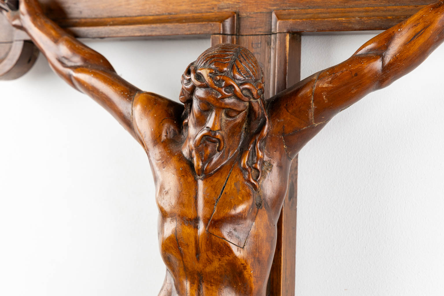 Een grote crucifix met Corpus Christi, houtgesculpteerd. 19de eeuw. (W:78 x H:130 cm)