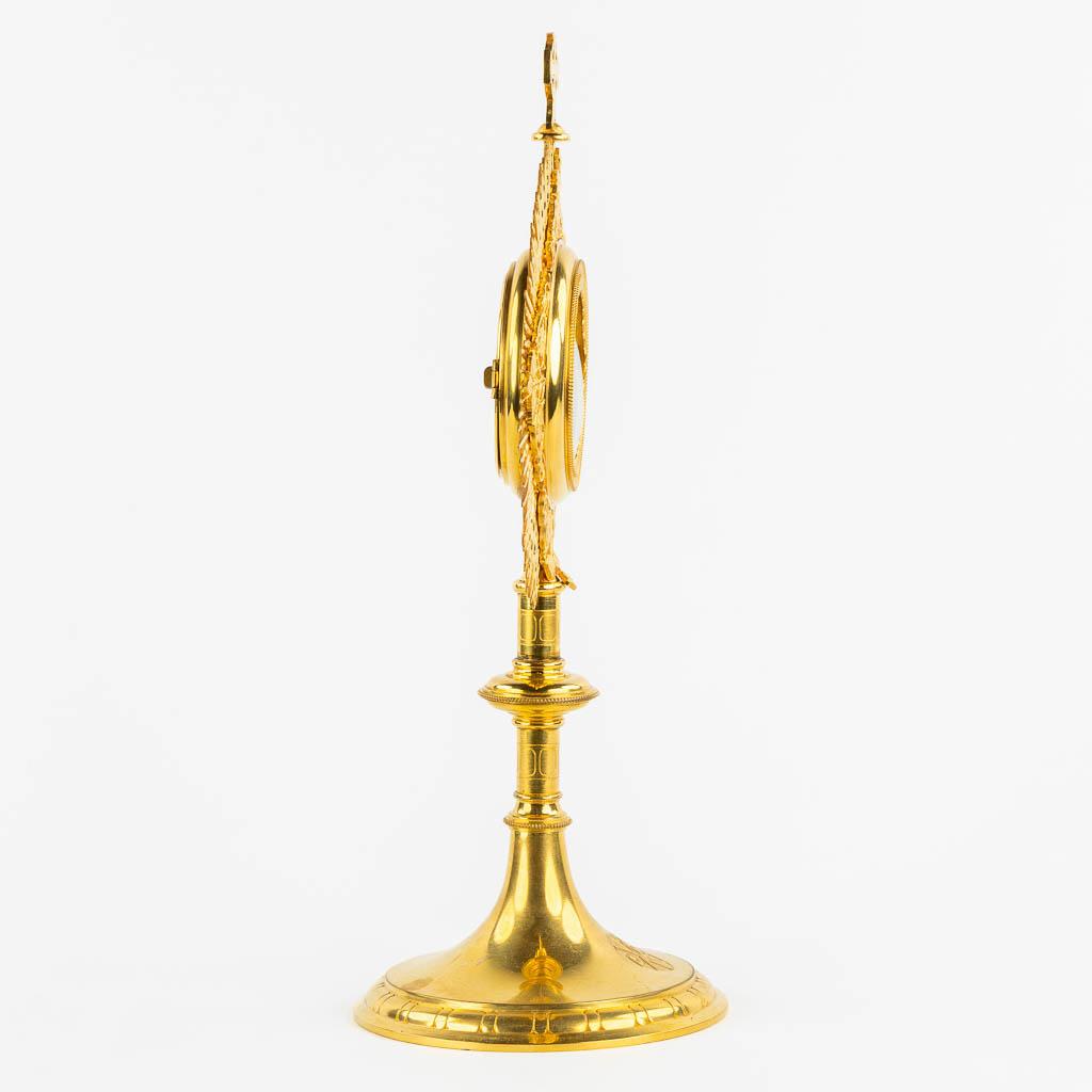 A gilt brass sunburst monstrance, 20th C. (W:20 x H:40 cm)