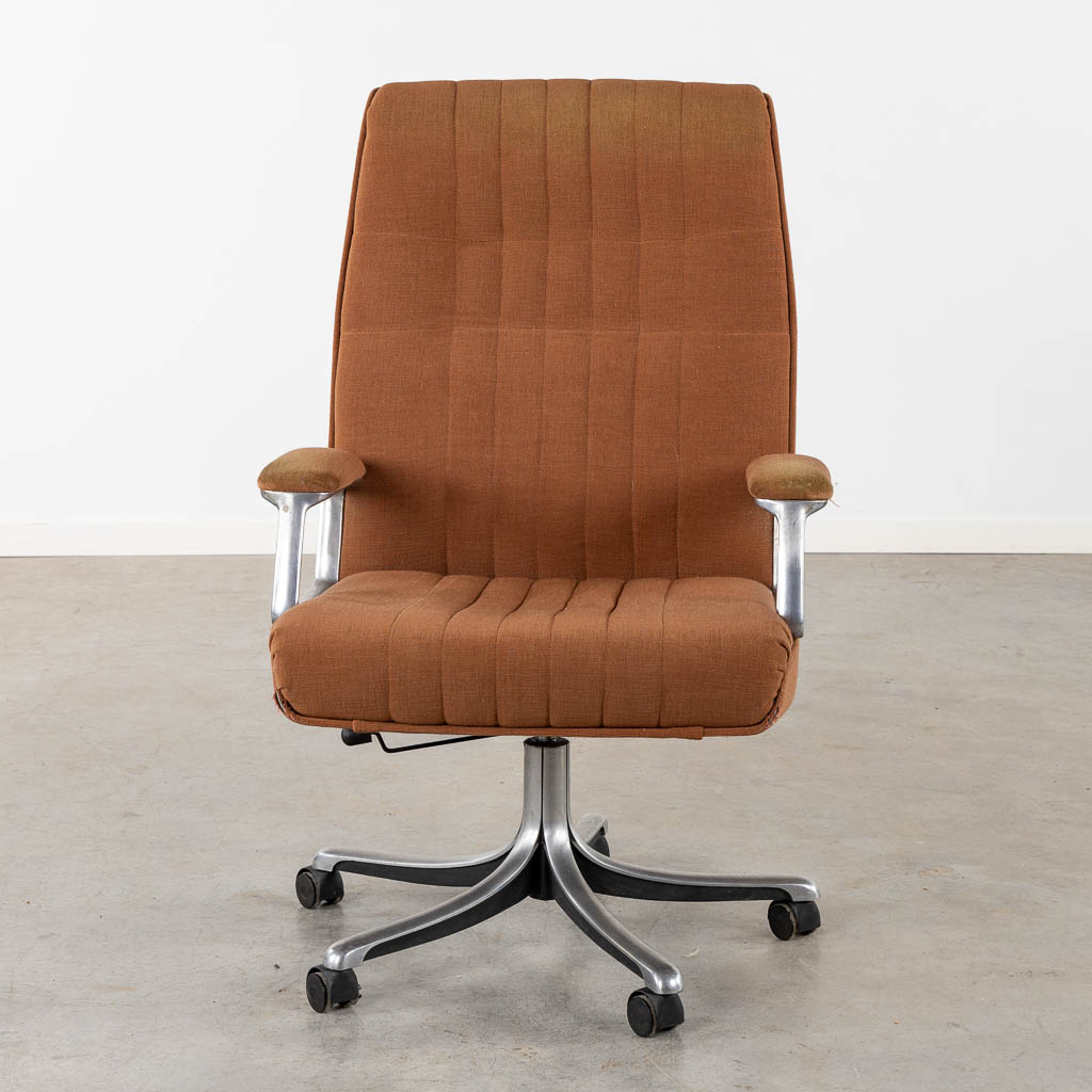 Osvaldo BORSANI (1911-1985) 'Office Chair, P125'. (L:72 x W:76 x H:106 cm)