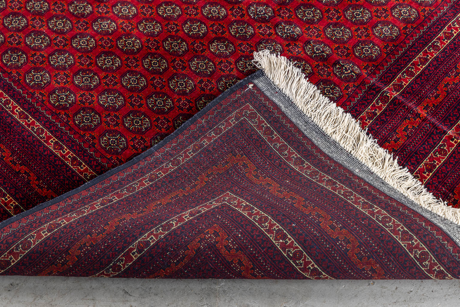 An Oriental hand-made carpet, Afgan. (L:286 x W:197 cm)