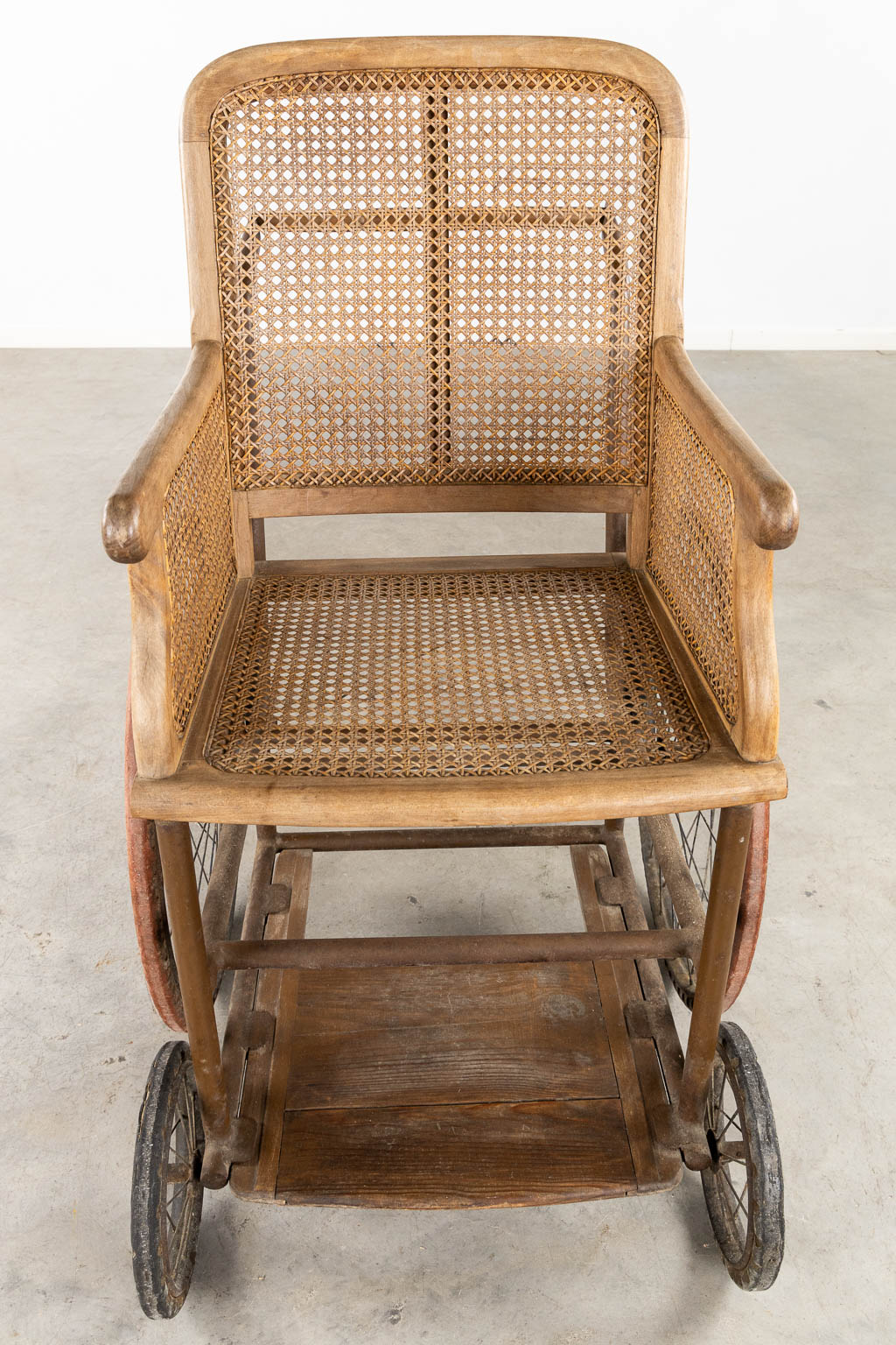 Dupont, Paris, an antique wheelchair. Circa 1900-1920. (L:97 x W:68 x H:105 cm)