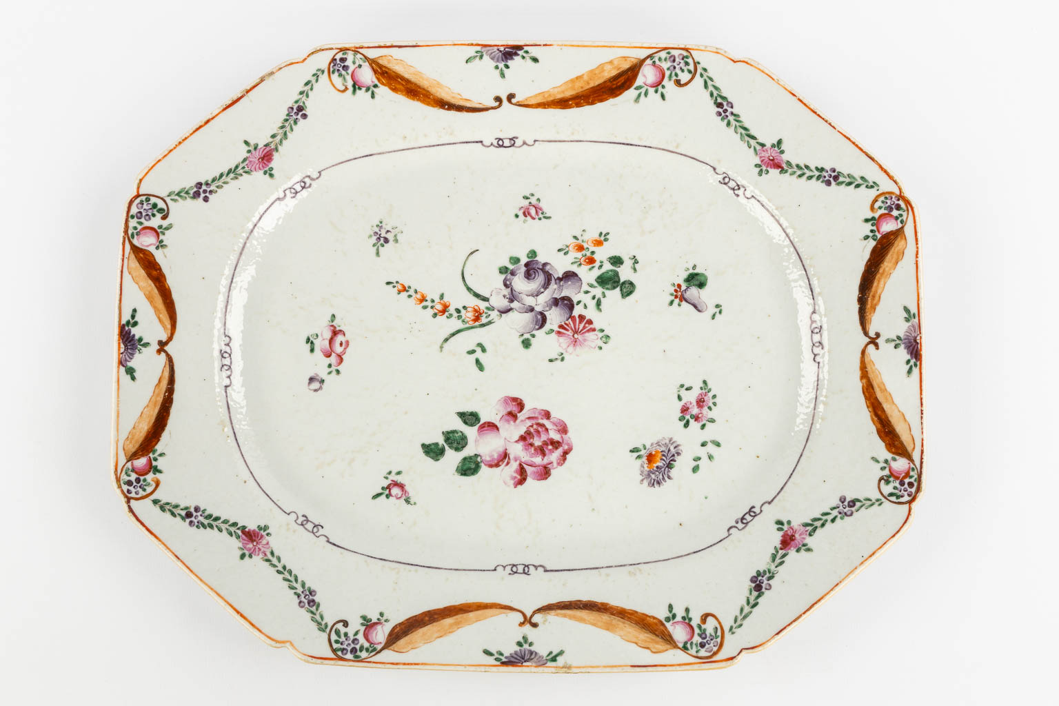 Compagnie Des Indes, A large platter and 12 plates. Qianlong, 18th C. (L:28,5 x W:37 cm)