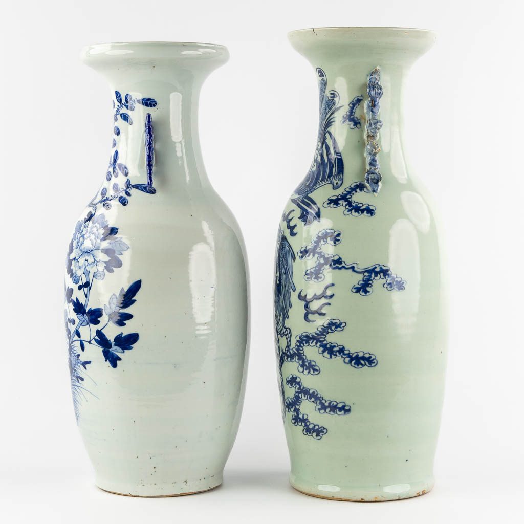 Twee Chinese vazen, blauw-wit decor met een draak, Fenix en Fauna, Flora. (H:60 x D:21 cm)