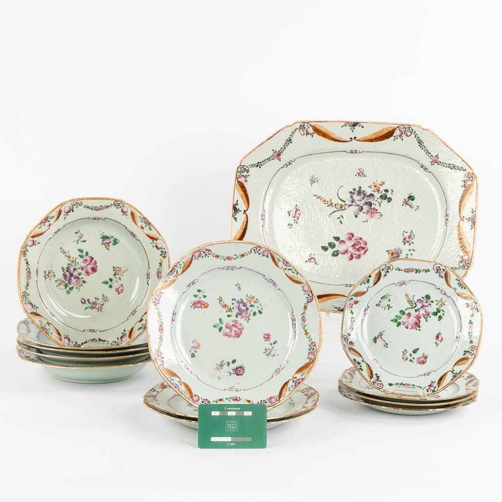 Compagnie Des Indes, A large platter and 12 plates. Qianlong, 18th C. (L:28,5 x W:37 cm)