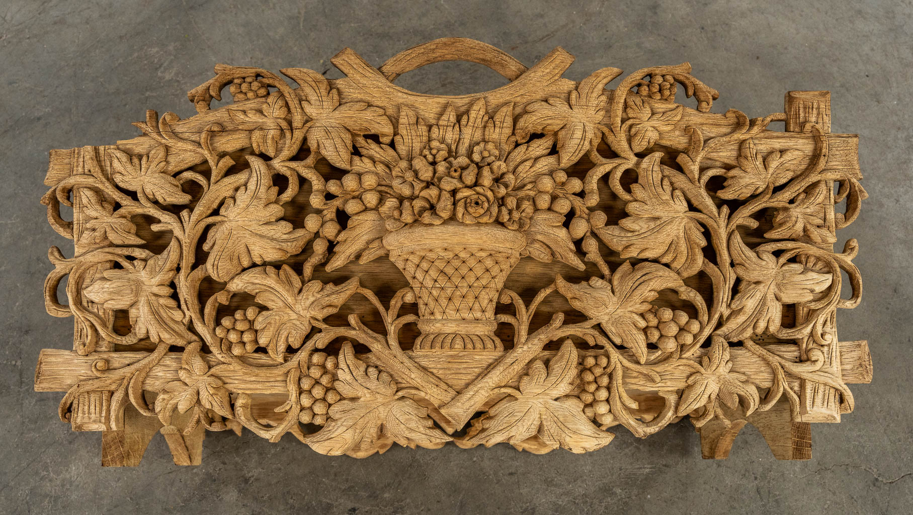 A black-forest, sculptured wood Jardinière with a flower and grape vine decor. (L:40 x W:73 x H:38 cm)