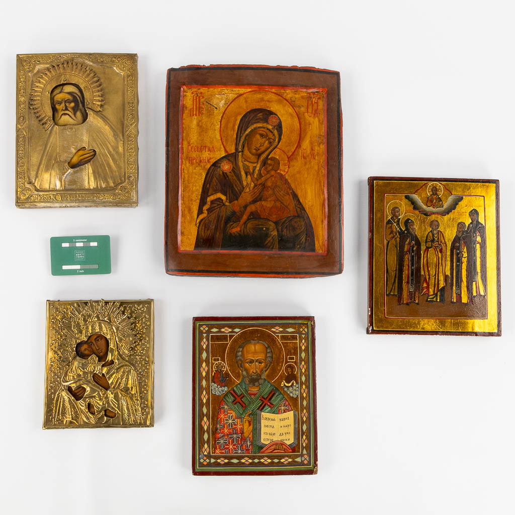 Een collectie van 5 Russische iconen, Moeder Gods Ovsepetaya, Nicholas. 19de eeuw. (W:24 x H:30 cm)