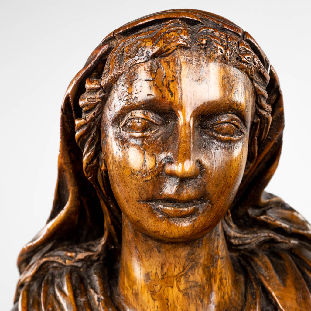 Een antieke houtsculptuur van Madonna met kind. 17de/18de eeuw (L:27 x W:44 x H:99 cm)