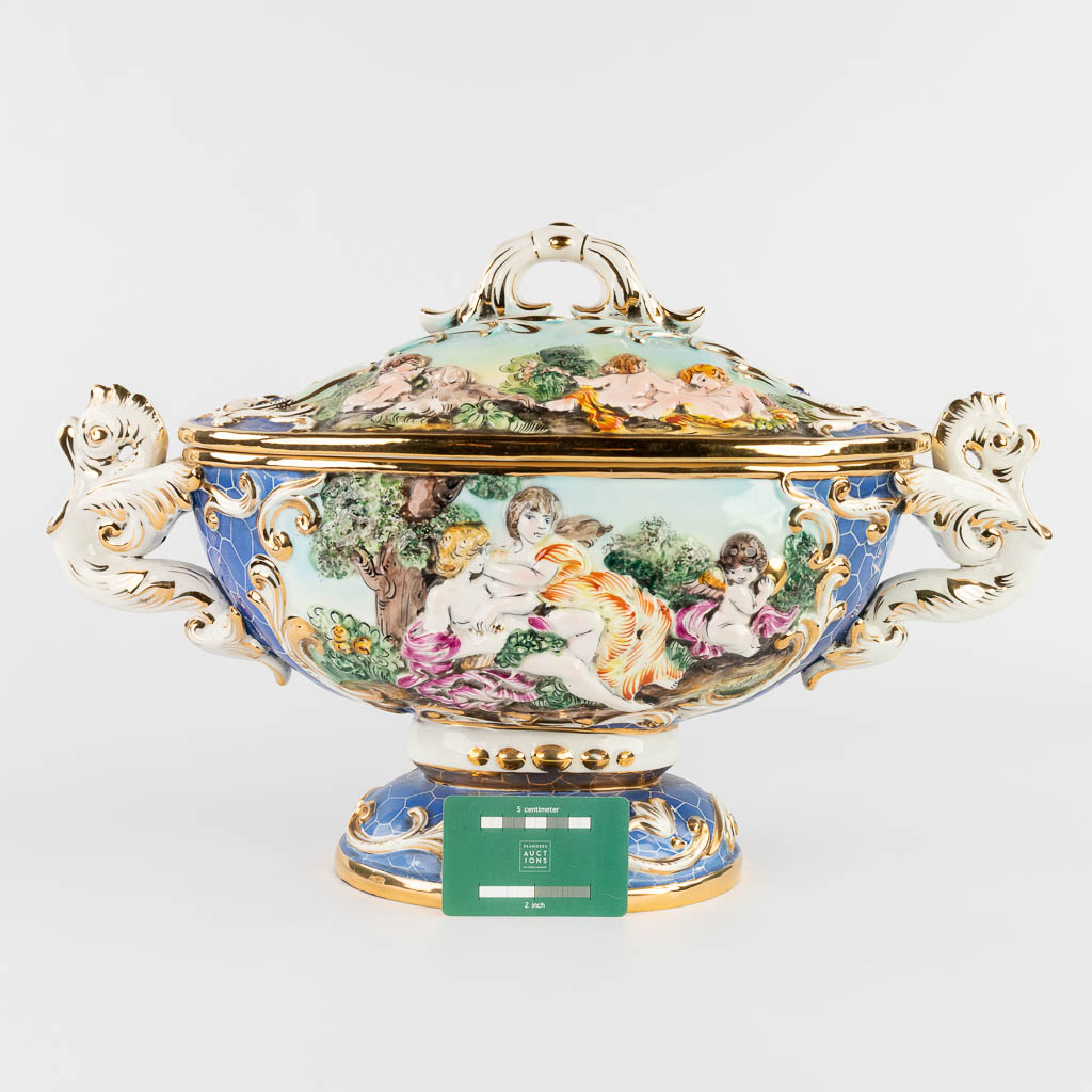 Capodimonte faience, a collection of 2 items, Italy circa 1970. (L:22 x W:52 x H:32 cm)