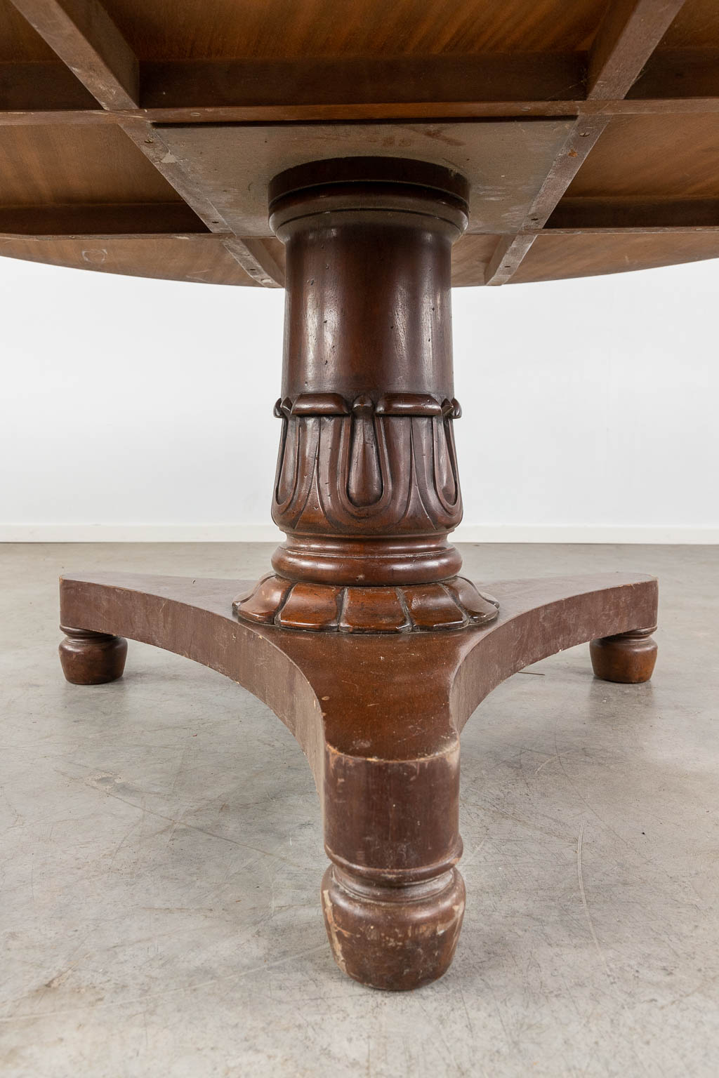 An exceptionally large round table with a marquetry veneer top. (H:77 x D:183 cm)