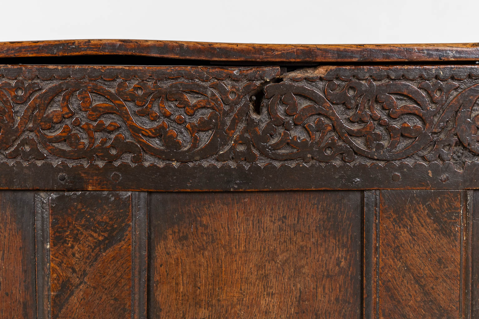 Een antieke houtgesculpteerde koffer of kist, 18de eeuw. (L:52 x W:98 x H:56 cm)