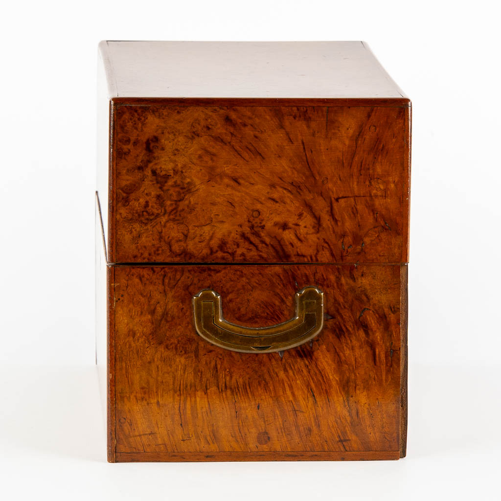 A six-bottle liquor box, root wood veneer and crystal. Circa 1900. (L:18 x W:28 x H:22 cm)