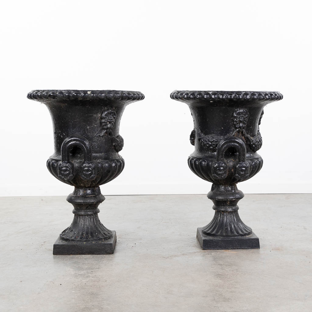 A pair of cast-iron garden vases, black patinated. (H:61 x D:45 cm)