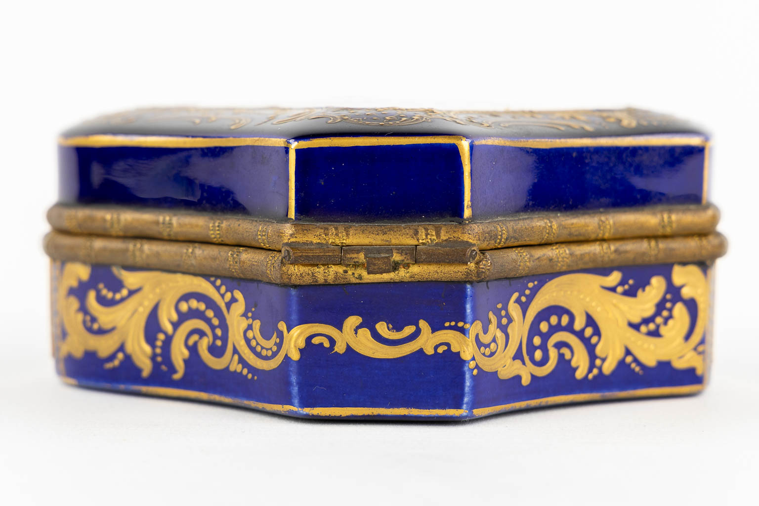 Sèvres, a polychrome porcelain jewellery box, hand-painted decor. 19th C. (L:10 x W:10 x H:5 cm)