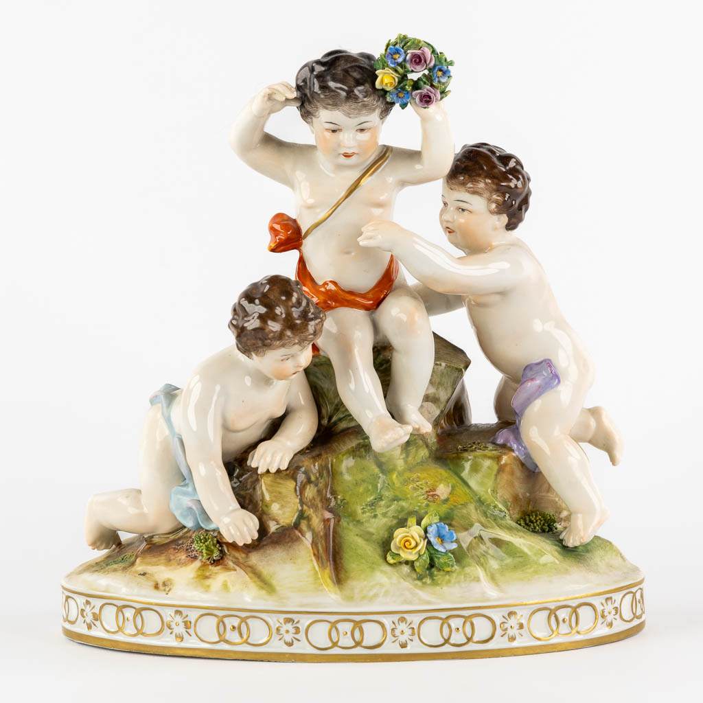 Volkstedt, Rudolstadt, een polychroom porseleinen groep met putti. (L:12,5 x W:23,5 x H:24 cm)